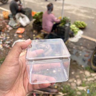 Square acrylic tub